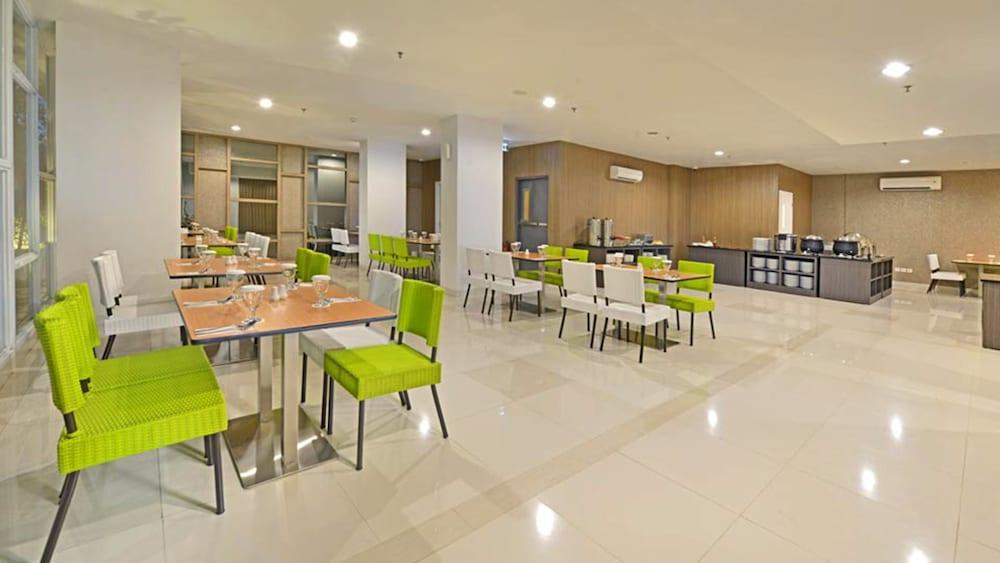 Whiz Prime Hotel Hasanuddin Makassar Exterior foto